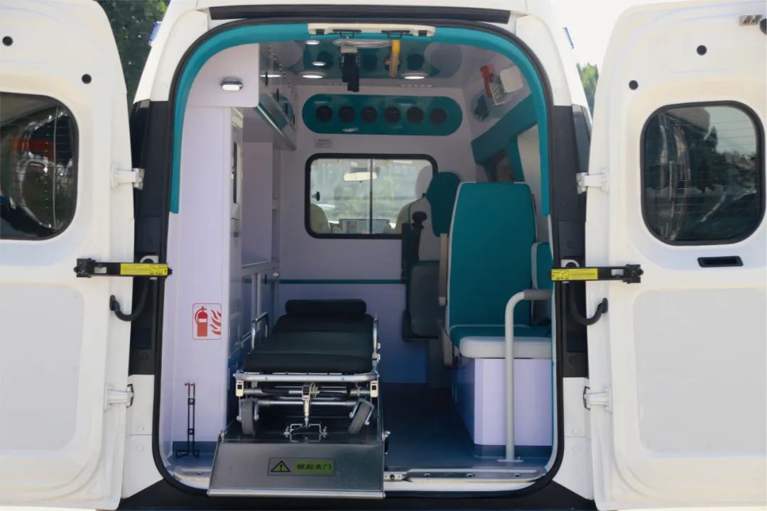 壹定发聚星救护车重磅亮相中国国际商用车展！