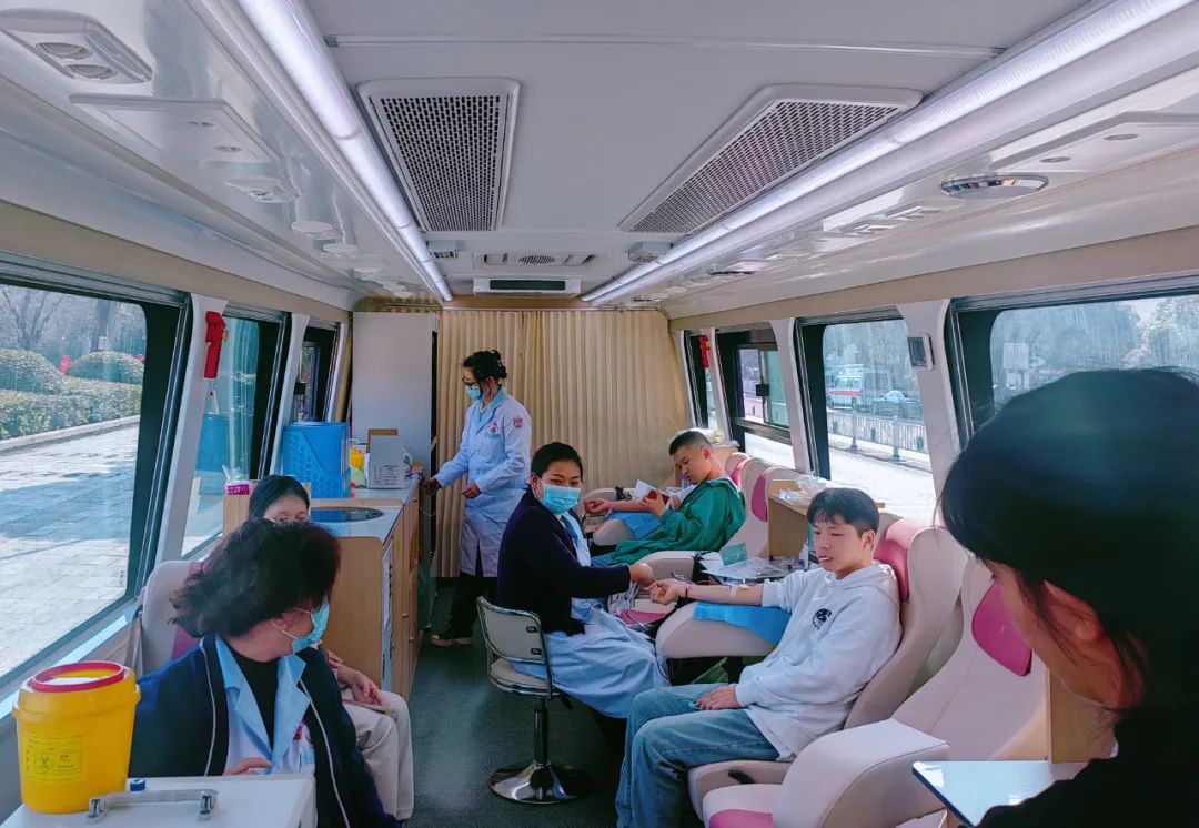 正式投入使用！壹定发12米纯电献血车为铜仁市献血事业护航