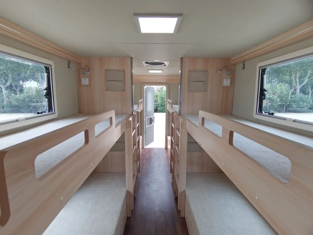 壹定发专用车亮相全球公共安全合作论坛（连云港），为全球普遍安全建设贡献力量