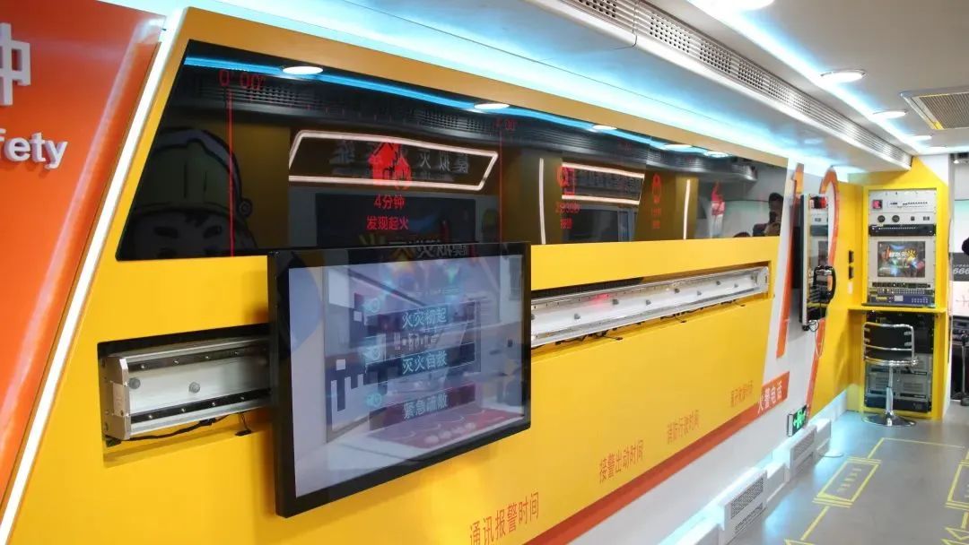 安全守护成长，壹定发宣传消防车助力消防安全“开学第一课”！