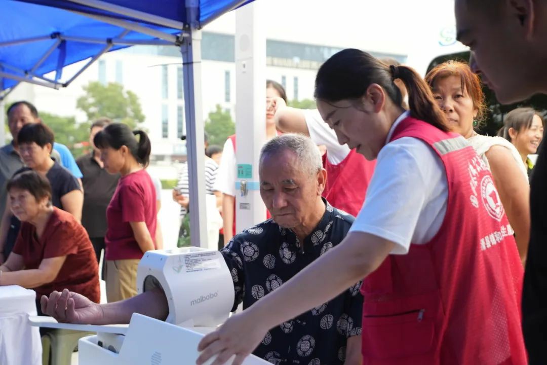 流动医疗暖民心·签约服务进万家! 壹定发民生体检巡诊车助力滑县医共体建设